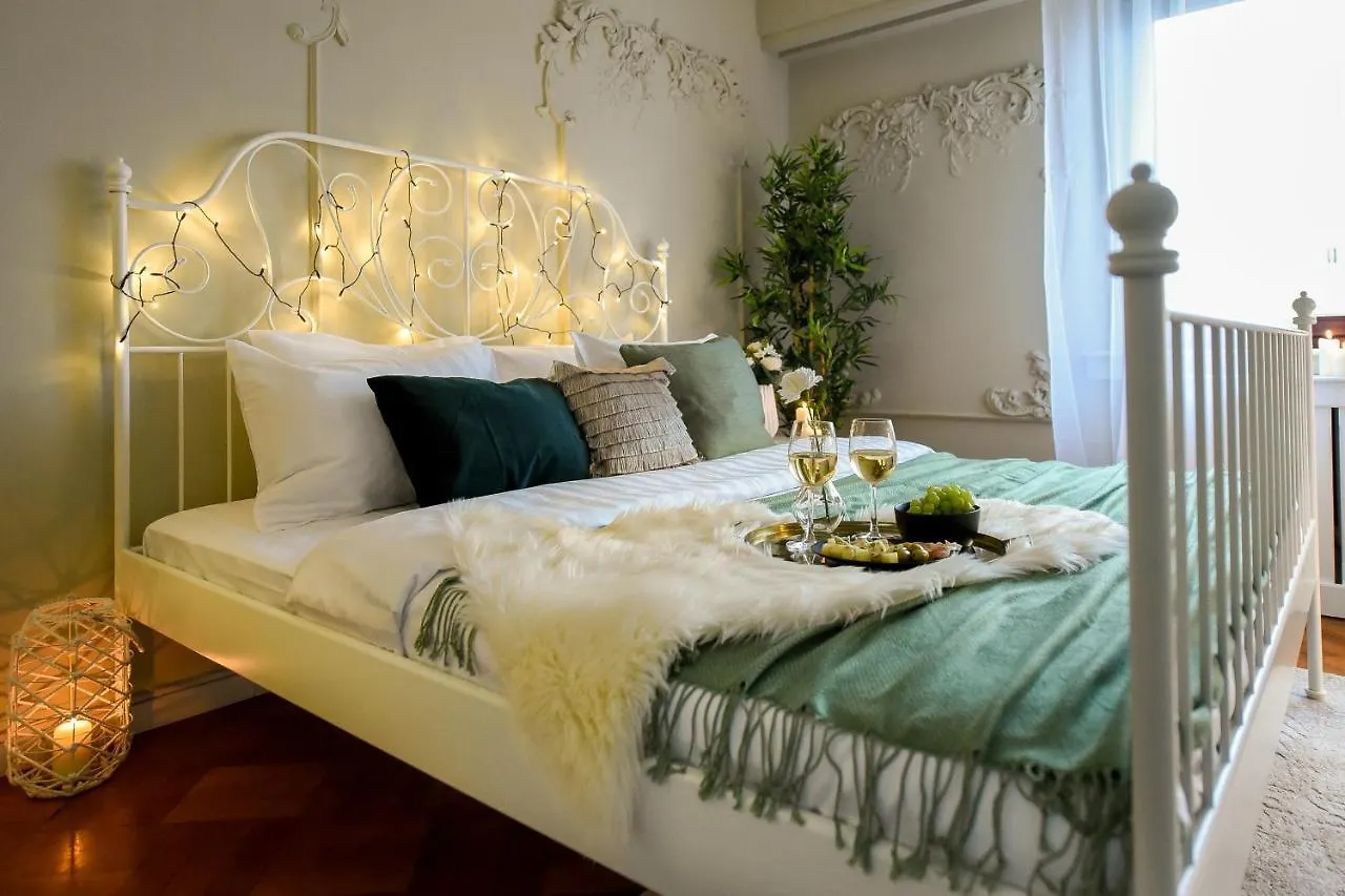 Luxury Central - Old Town Studio Bucureşti 0*,  România